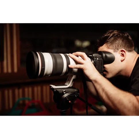 canon-r5ii-lifestyle_4.jpg