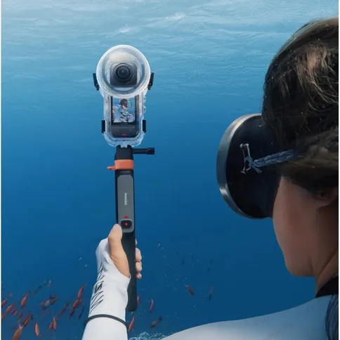 Insta360-Underwater-Selfie-Stick-with-Remote_8.jpg