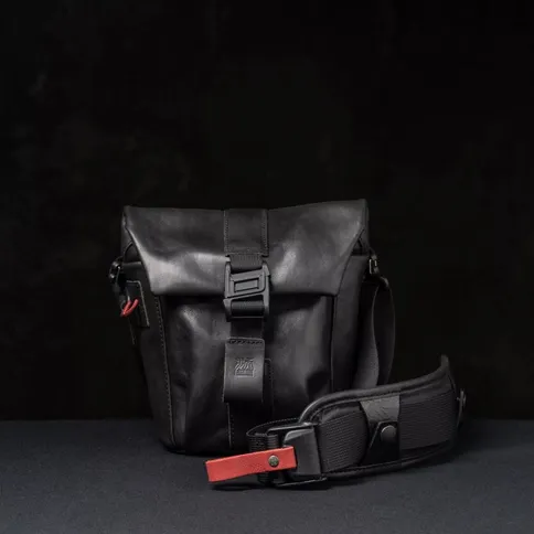 Wotancraft-Pilot-Travel-Camera-Bag-2L-black-leather_2.jpg
