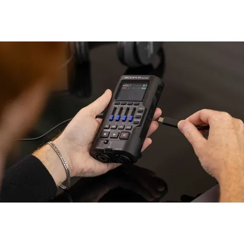 Zoom-R4-MultiTrak-handheld-recorder_7.jpg