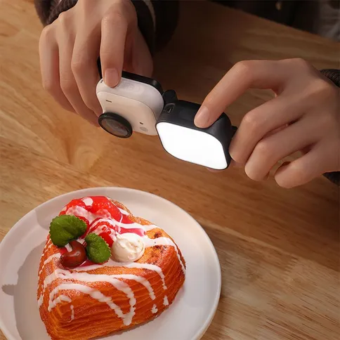 Ulanzi-IN07-Mini-Videolamp-magnetisch-voor-Insta360-GO-Ultra_7.jpg