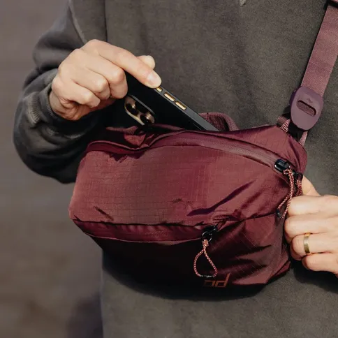 Peak-Design-Outdoor-Sling-4L-eclipse_5.jpg