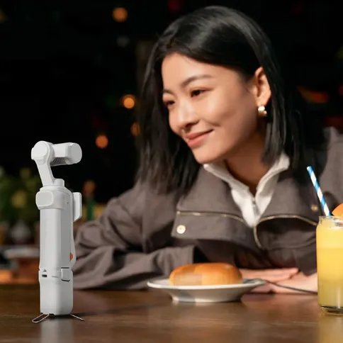 Insta360-Battery-Handle-for-Luna-Series-white_9.jpg