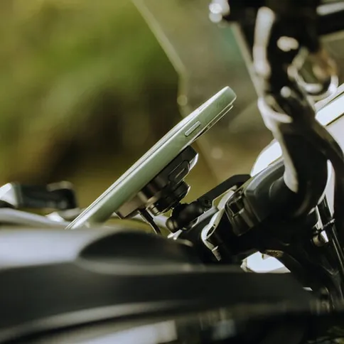 Peak-Design-Mobile-Motorcycle-Mount-Bar-Mount-v2-Charging_6.jpg