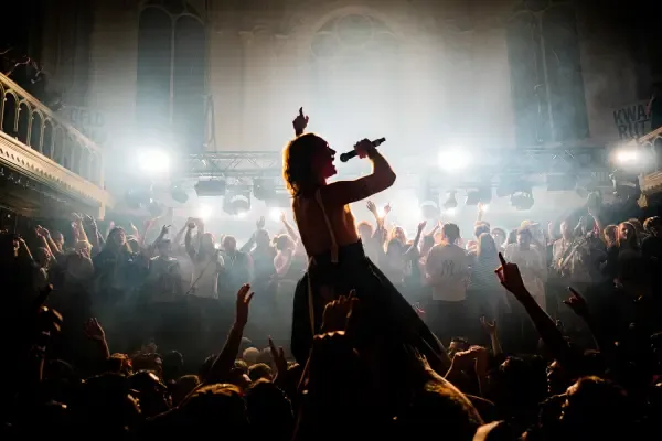 shali-blok-hang-youth-paradiso.webp