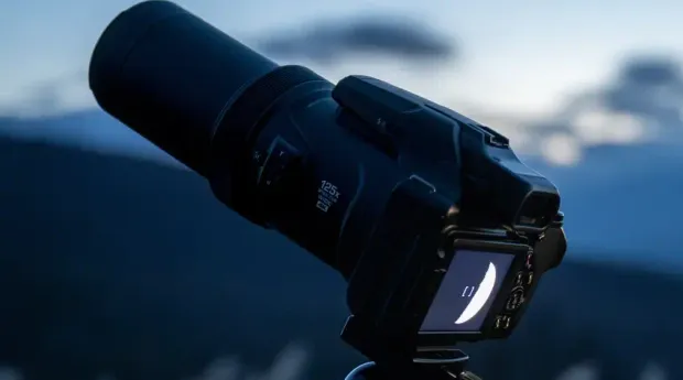 Nikon_CoolpixP1100_lifestyle1.webp