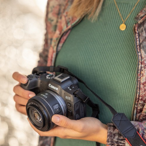 Le Canon EOS R8 est un appareil photo léger et plein format destiné aux créateurs de contenu.