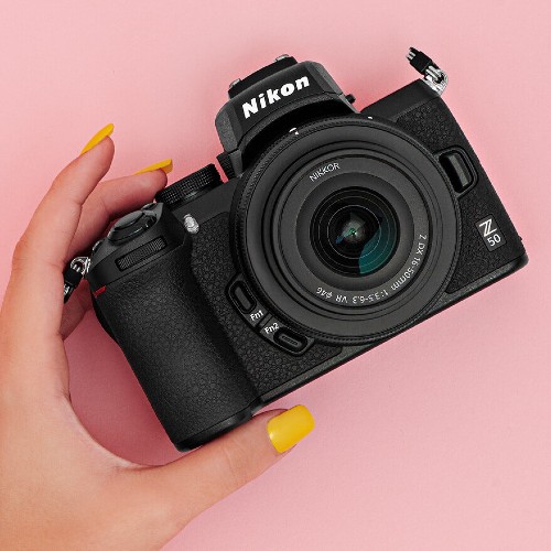 De Nikon Z50 is de eerste systeemcamera uit de Z-serie met een DX-formaat sensor.